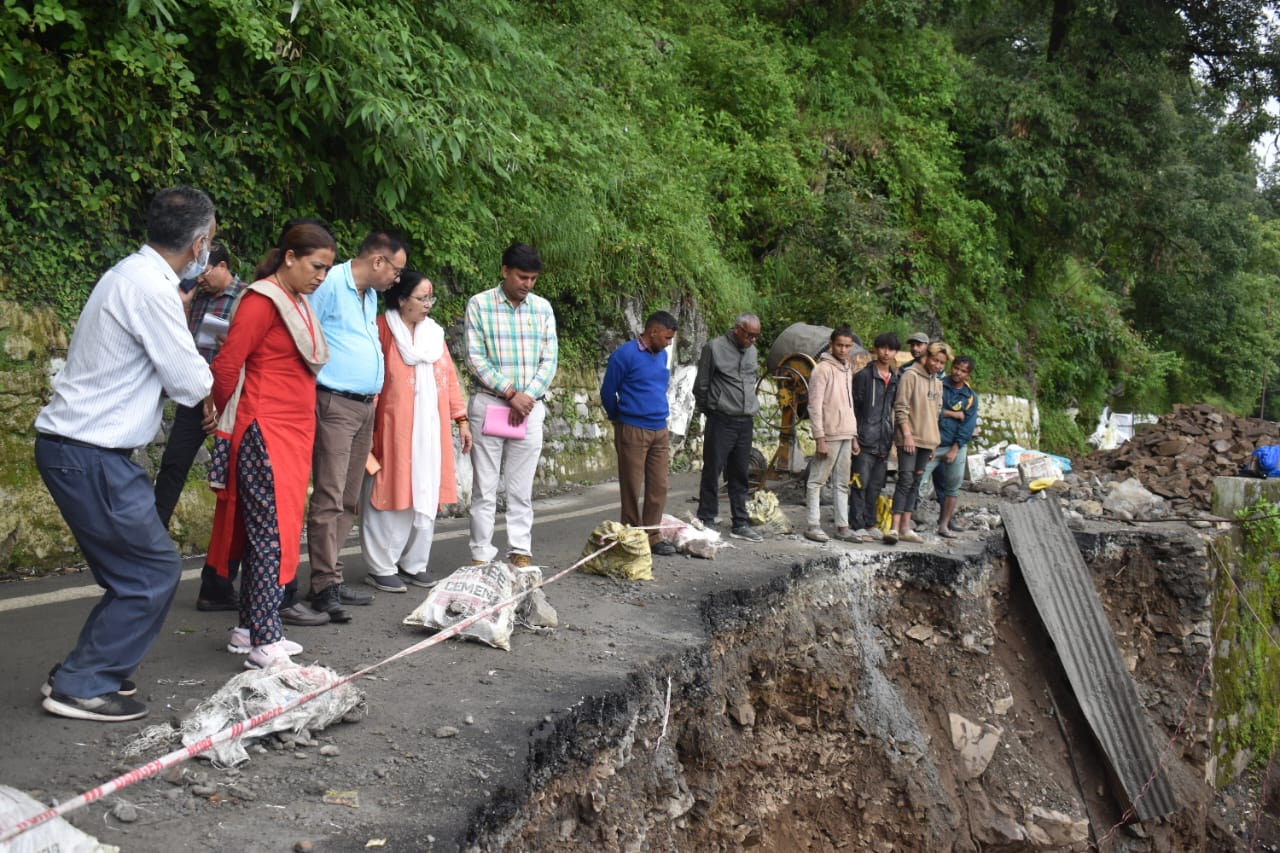 प्रभारी मंत्री रेखा आर्या ने सड़क मार्ग के अवरुद्ध होने और बलियानाला का किया स्थलीय निरीक्षण।