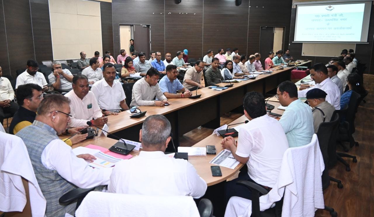 "Janpad Prabhari Minister Ganesh Joshi Reviews District, State, and Central Government-Supported Schemes"