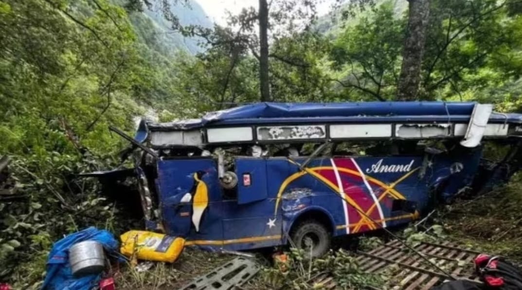 उत्तरकाशी में नेशनल हाईवे पर बड़ा सड़क हादसा, गंगोत्री धाम से लौट रहे श्रद्धालुओं की बस खाई में गिरी, 7 की मौत।