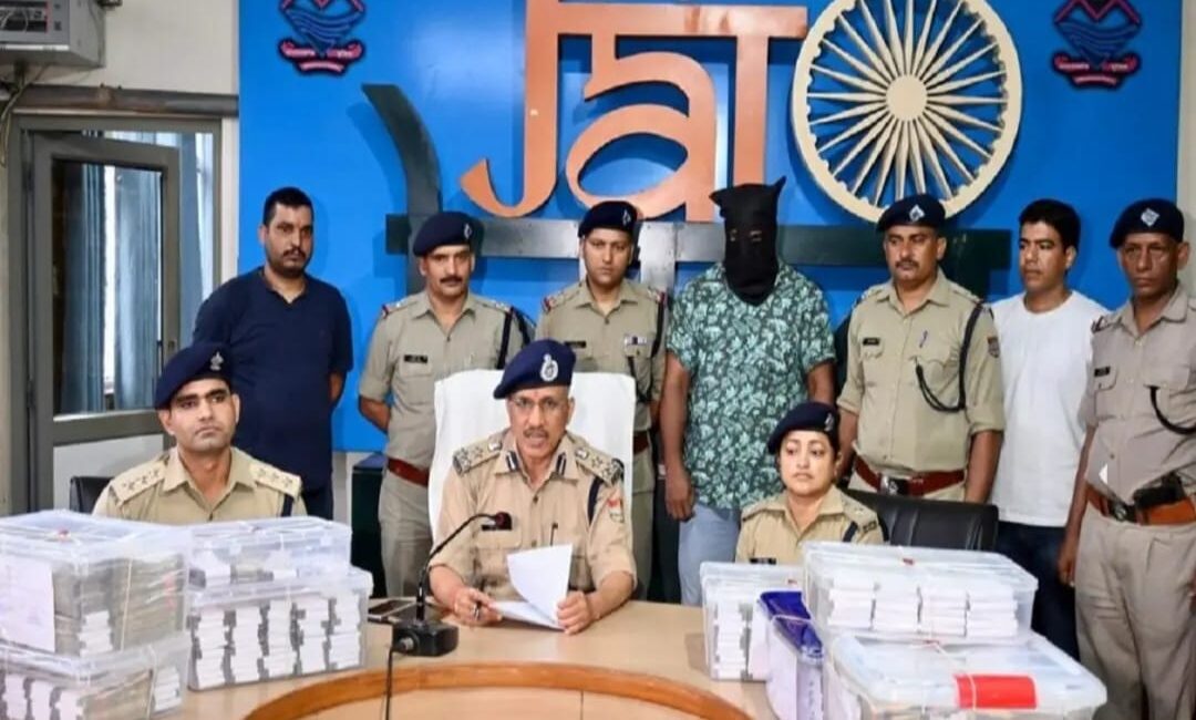 चोरों की तलाश में पुलिस ने करीब 3 सौ सीसीटीवी खंगाले, 2.5 करोड़ मिला कैश।