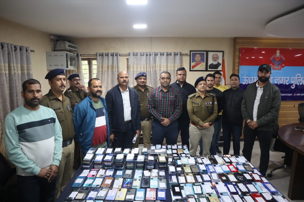 उधम सिंह नगर पुलिस द्वारा बरामद किए गये करीब 500 मोबाइल फोन, बरामद किए गये मोबाइल फोन की अनुमानित कीमत करीब 70 लाख रुपए।