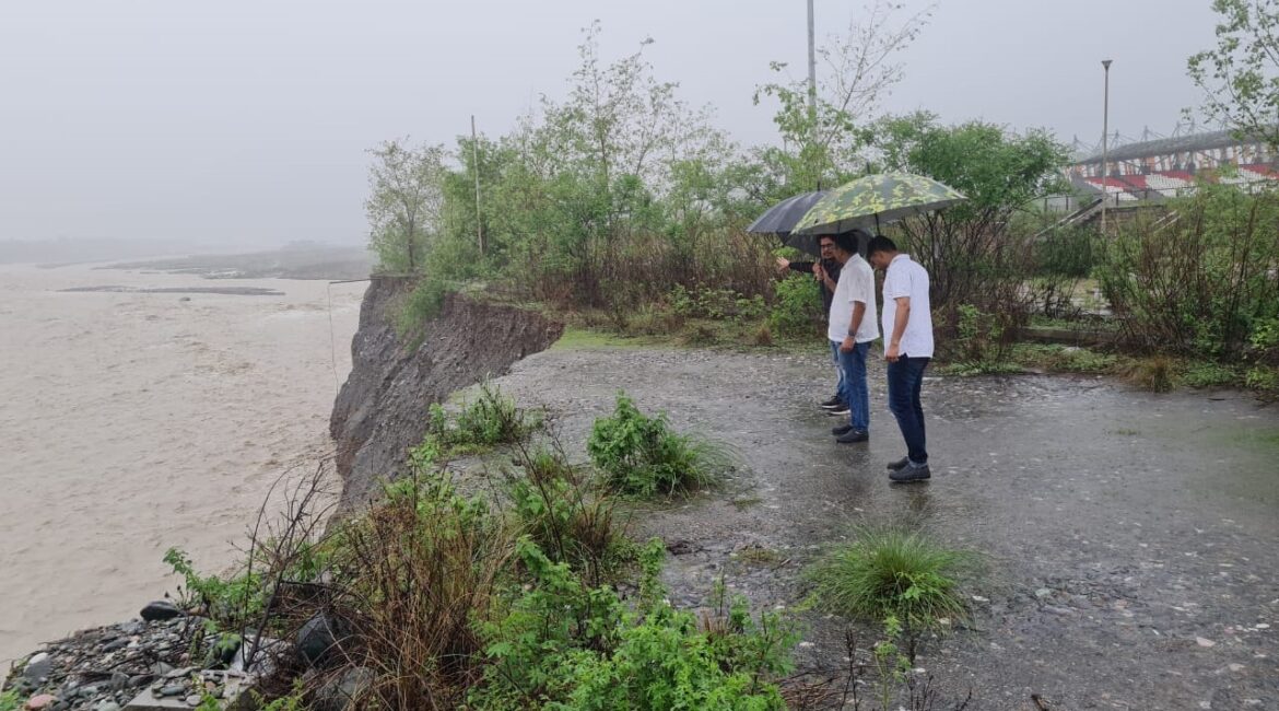 हल्द्वानी में भारी बारिश से गौला नदी का जलस्तर बढ़ा, क्रिकेट स्टेडियम की तरफ भूकटाव शुरू।