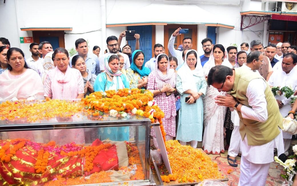 मुख्यमंत्री पुष्कर सिंह धामी ने केदारनाथ विधायक श्रीमती शैलारानी रावत को दी श्रद्धांजलि।