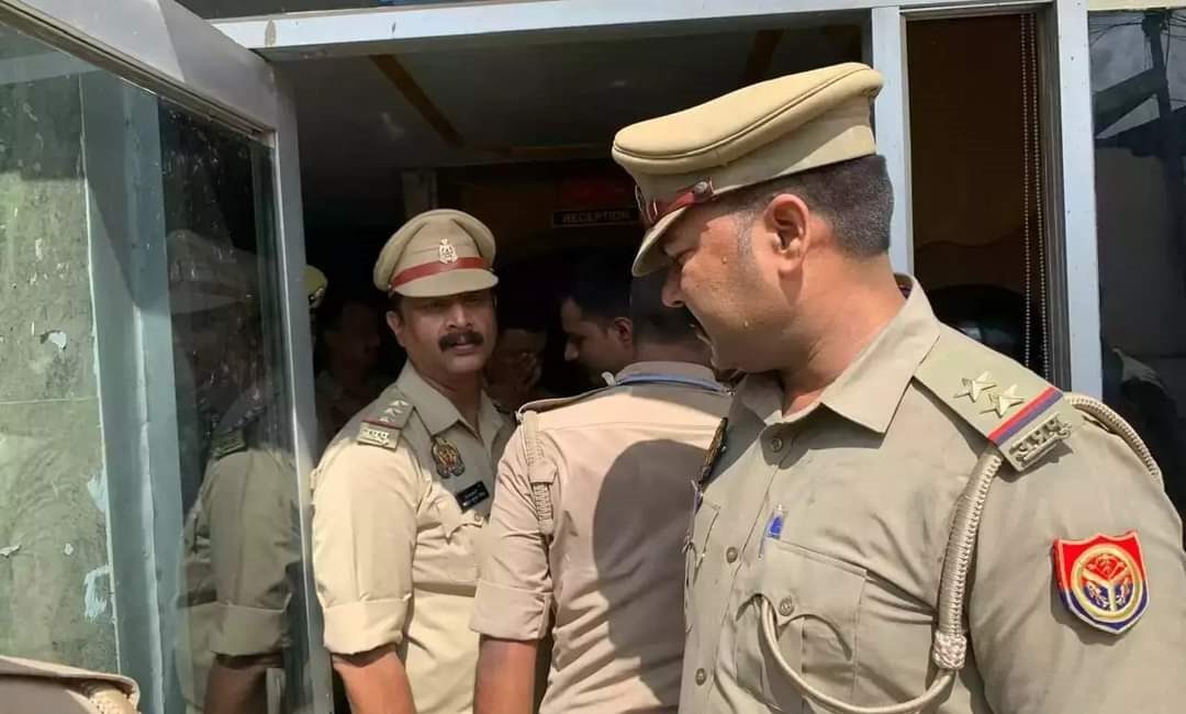 होटल में सेक्स रैकेट का खुलासा, पुलिस ने होटल सील किया, मालिक और प्रबंधक की तलाश जारी।