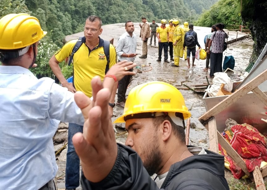 SDRF ने चीड़वासा हेलीपैड को बोल्डर और मलबा हटाकर सुचारु किया, 60 यात्रियों को एयरलिफ्ट कर सुरक्षित स्थान पर पहुँचाया।