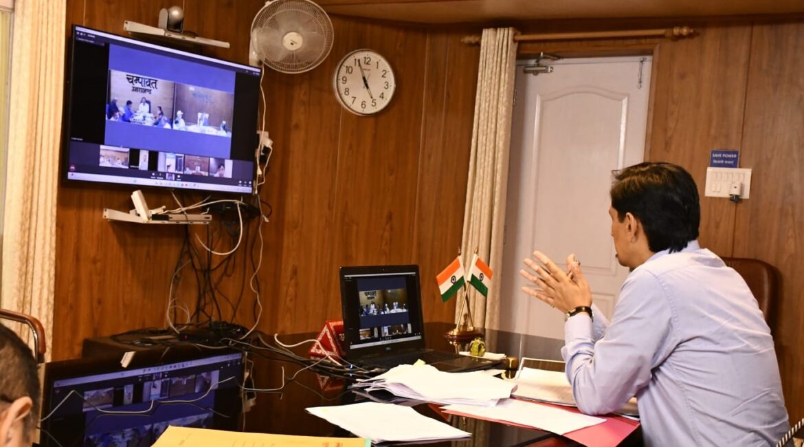 कुमाऊं आयुक्त दीपक रावत ने वीडियो कॉन्फ्रेंसिंग के माध्यम से जिलाधिकारियों, उप जिलाधिकारियों, और तहसीलदारों के साथ लंबित मामलों की समीक्षा की।
