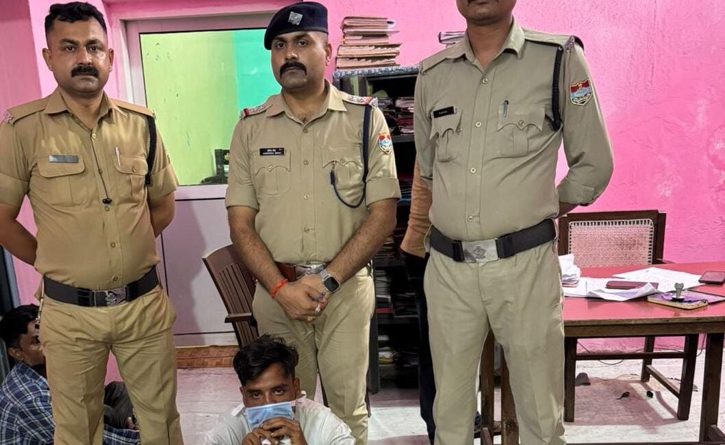 लालकुआं पुलिस ने एक स्मैक तस्कर को स्मैक के साथ किया गिरफ्तार, चोरगलिया पुलिस ने अवैध शराब की बरामद।