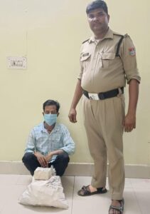 लालकुआं पुलिस ने एक स्मैक तस्कर को स्मैक के साथ किया गिरफ्तार, चोरगलिया पुलिस ने अवैध शराब की बरामद।