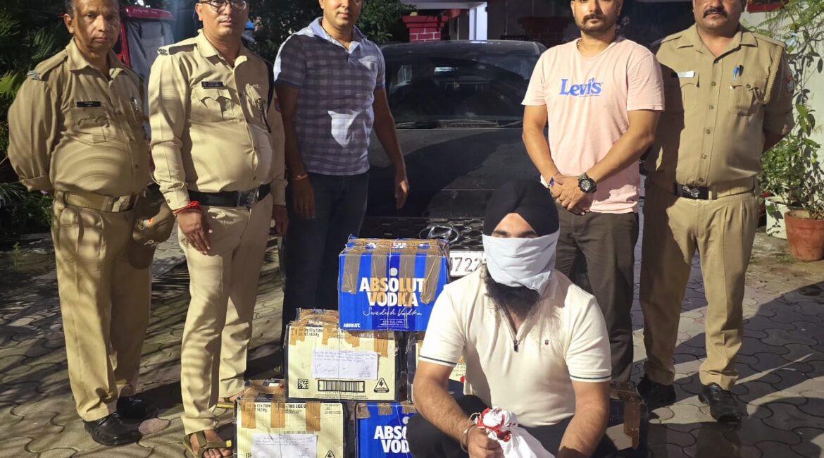 "नैनीताल पुलिस की बड़ी कार्रवाई: लग्जरी कार से शराब की तस्करी करते युवक गिरफ्तार, कार और भारी मात्रा में शराब जब्त"