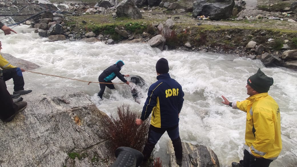 रुद्रप्रयाग: SDRF टीम ने भैरव मंदिर मार्ग पर नदी में मिले शव को किया रिकवर, मृतक की पहचान बिजनौर निवासी के रूप में।