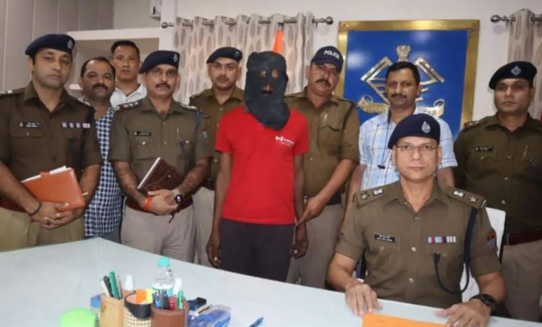 लूट के इरादे से ई-रिक्शा चालक ने की युवक की हत्या, पुलिस ने आरोपी को गिरफ्तार किया।