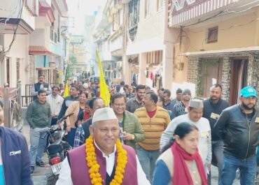 नगर पालिका चुनाव: कांग्रेस प्रत्याशी भुवन पांडे ने जनसमर्थन को लेकर किया घर-घर संपर्क।