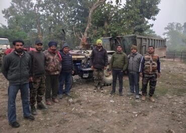 तराई पश्चिमी वन प्रभाग की कार्रवाई: बिना अभिवहन पास के पकड़ा गया पिकअप”