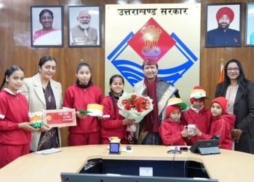 बालिका निकेतन, जिला शरणालय तथा शिशुसदन की बालिकाओं ने मुख्य सचिव श्रीमती राधा रतूड़ी से मुलाकात की।