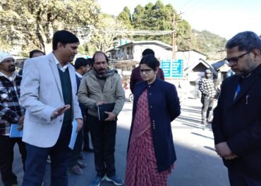 जिलाधिकारी ने सिंचाई विभाग द्वारा किए जा रहे सुरक्षात्मक कार्य और प्राधिकरण द्वारा किए जा रहे रेलिंग आदि के कार्यों का निरीक्षण कर आवश्यक दिशा निर्देश दिये।