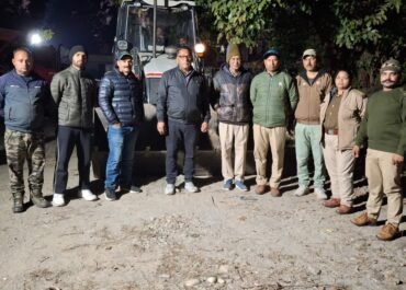 अवैध खुदान करते हुए एक जेसीबी को वन विभाग की टीम ने अपने कब्जे में लिया।