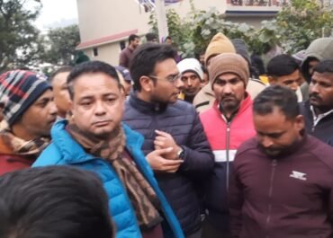 सीटीआर के दैनिक श्रमिक को कॉर्बेट के बाघ ने बनाया निवाला आक्रोशित ग्रामीणों ने रामनगर ढेला मार्ग किया बंद – बाघ को गोली मारने की जिद पर अड़े ग्रामीण।