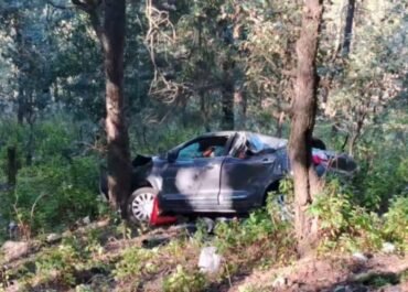 पौड़ी-देवप्रयाग मार्ग पर कार दुर्घटनाग्रस्त, विधायक राजकुमार पोरी ने घायलों को अस्पताल पहुंचाया।