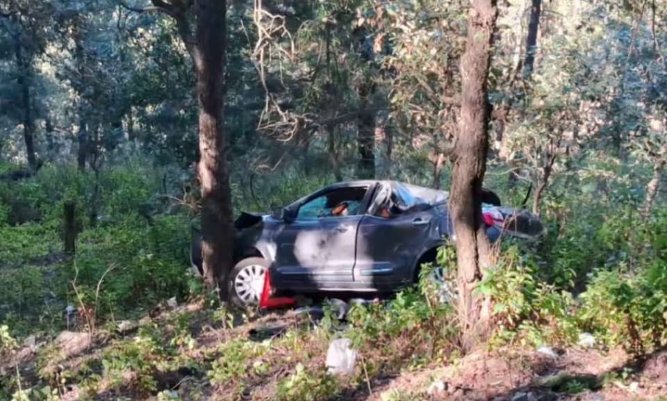 पौड़ी-देवप्रयाग मार्ग पर कार दुर्घटनाग्रस्त, विधायक राजकुमार पोरी ने घायलों को अस्पताल पहुंचाया।