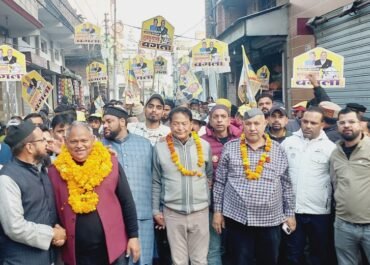 रामनगर में कांग्रेस प्रत्याशी भुवन चंद्र पांडे ने किया जनसंपर्क, भाजपा सरकार पर लगाए निजीकरण के आरोप।
