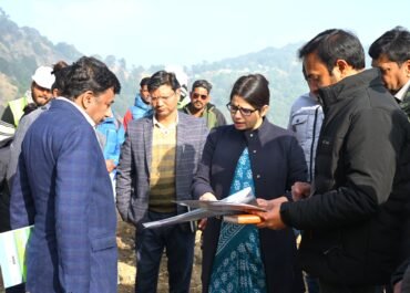जिलाधिकारी ने बलियानाला में भूस्खलन प्रभावित क्षेत्र का किया निरीक्षण।