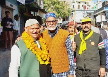 भुवन चंद्र पाण्डेय ने किया डोर-टू-डोर जनसंपर्क, जनता से भारी मतदान की अपील।
