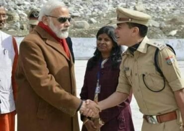 SSP NAINITAL मीणा एवम उनकी धर्मपत्नी के कंधों में सजे सितारे व कॉलर बैंड, जीवन के साथ-साथ सफलता की राह पर भी साथ चल रहे प्रहलाद और प्रीति, दोनों IPS को मिला सीनियर सलेक्शन ग्रेड में पदोन्नति, आईजी कुमाऊं रेंज ने कंधों पर सितारे तथा कॉलर बैंड लगाकर दी शुभकामनाएं।