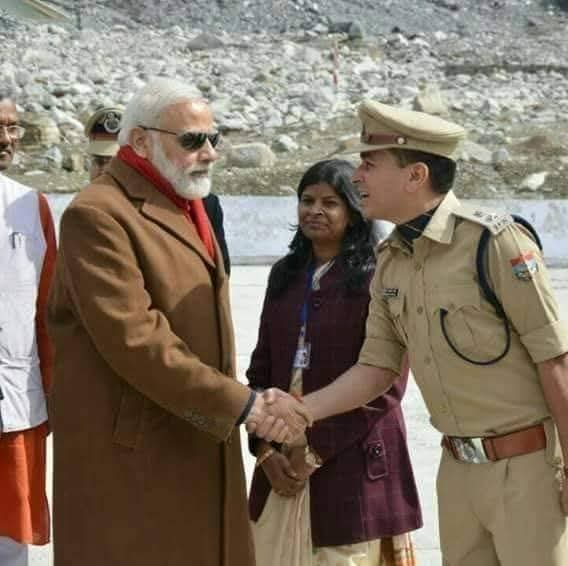 SSP NAINITAL मीणा एवम उनकी धर्मपत्नी के कंधों में सजे सितारे व कॉलर बैंड, जीवन के साथ-साथ सफलता की राह पर भी साथ चल रहे प्रहलाद और प्रीति, दोनों IPS को मिला सीनियर सलेक्शन ग्रेड में पदोन्नति, आईजी कुमाऊं रेंज ने कंधों पर सितारे तथा कॉलर बैंड लगाकर दी शुभकामनाएं।