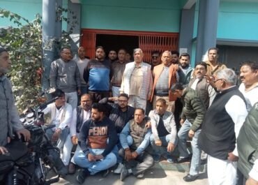 रामनगर में प्रीपेड मीटर का विरोध तेज, कांग्रेस कार्यकर्ताओं ने बिजली विभाग का किया घेराव।
