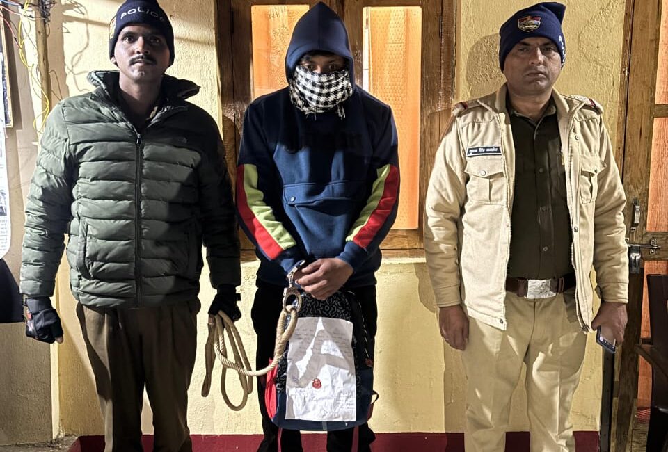 नैनीताल पुलिस की नशे के विरुद्ध बड़ी कार्यवाही, भवाली के नथुआखान में 962.17 ग्राम चरस के साथ तस्कर गिरफ्तार।