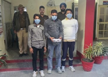 रामनगर पुलिस ने सार्वजनिक स्थान पर जुआ खेलते तीन आरोपियों को दबोचा।