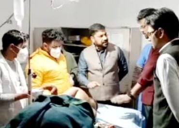 कॉर्बेट टाइगर रिजर्व में गश्त के दौरान टाइगर का हमला, वनकर्मी गंभीर रूप से घायल।