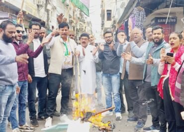 कैबिनेट मंत्री प्रेमचंद अग्रवाल के खिलाफ कांग्रेस का प्रदर्शन, पुतला दहन कर इस्तीफे की मांग।