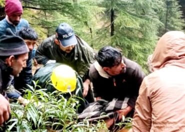 दर्दनाक हादसा: अनियंत्रित कार खाई में गिरी, दो की मौत, दो घायल।