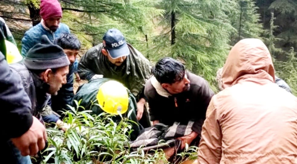 दर्दनाक हादसा: अनियंत्रित कार खाई में गिरी, दो की मौत, दो घायल।