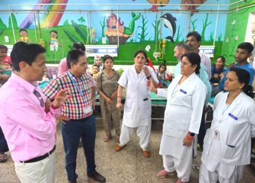 आयुक्त ने किया बेस अस्पताल का निरीक्षण, अव्यवस्थाओं पर जताई कड़ी नाराजगी।