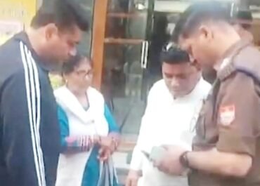 रामनगर में त्योहार से पहले ठग सक्रिय! वृद्ध महिला से 50 हजार की ठगी, सीसीटीवी में दिखीं दो संदिग्ध।