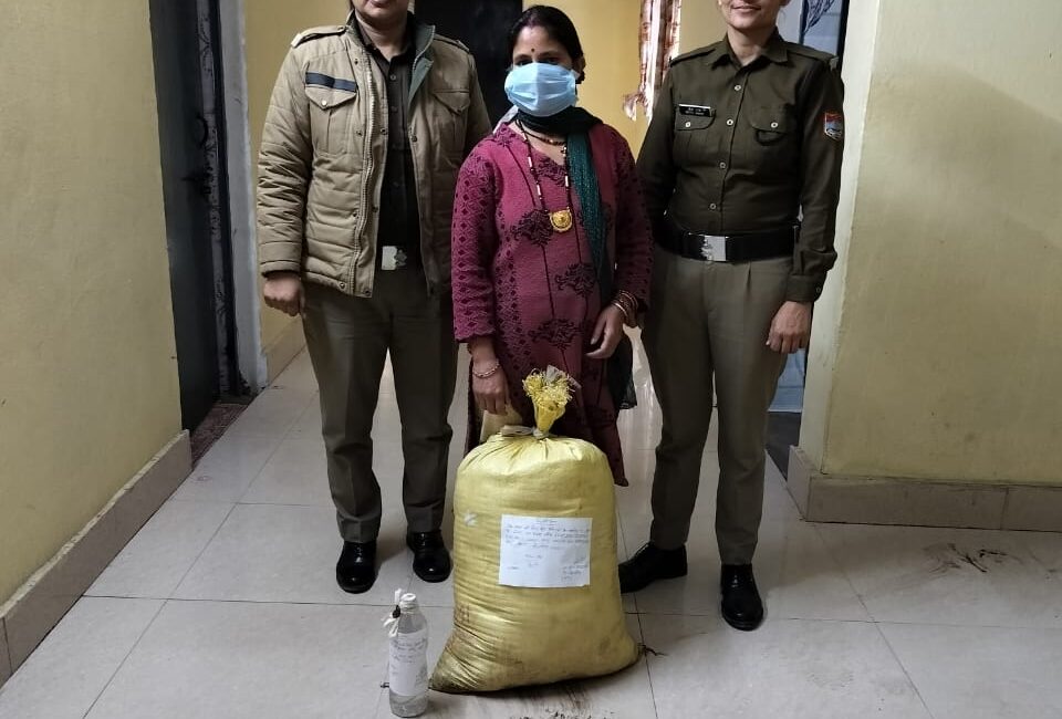 अवैध शराब के साथ महिला गिरफ्तार, चोरगलिया पुलिस की बड़ी कार्रवाई।