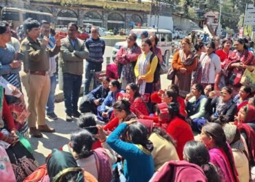 नैनीताल पुलिस का जागरूकता अभियान: आंगनबाड़ी कार्यकर्ताओं को दी गई साइबर क्राइम, नशे और यातायात नियमों की जानकारी।