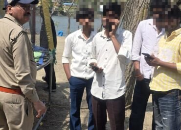 SSP नैनीताल के सख्त रुख में स्टंटबाजों पर लगातार कार्यवाही, झील में स्टंटबाजी करने वाले 04 युवक गिरफ्तार, न दें मौत को चुनौती, समझदार बनें, मूर्खतापूर्ण स्टंट से दूर रहें, वोटिंग करते हुए 04 स्टंटबाजों को भीमताल पुलिस ने पढ़ाया अनुशासन का पाठ, उतारा स्टंटबाजी का भूत।