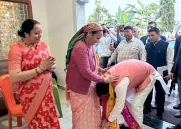 मुख्यमंत्री पुष्कर सिंह धामी ने खटीमा में स्थानीय लोगों के साथ मनाई होली।