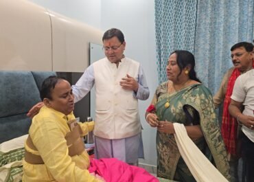 मुख्यमंत्री पुष्कर सिंह धामी ने दायित्वधारी उत्तम दत्ता के आवास पर पहुंचकर जाना हालचाल।