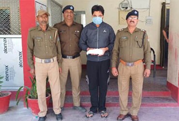 सोशल मीडिया पर तमंचे के साथ फोटो वायरल करना पड़ा महंगा, रामनगर पुलिस ने किया गिरफ्तार।