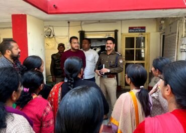 बंद पड़े सीसीटीवी कैमरों पर महिलाओं का आक्रोश, पुलिस के खिलाफ किया कोतवाली घेराव।
