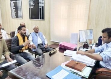 वोटर लिस्ट में फर्जी वोटर शामिल करने का आरोप, ग्रामीणों ने एसडीएम से की जांच की मांग।