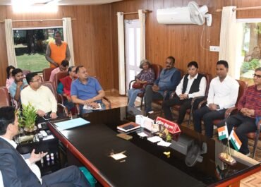 आयुक्त दीपक रावत ने जनसुनवाई में दिलाया न्याय, ई-रिक्शा एजेंसी से वापस कराई 10 हजार की राशि।