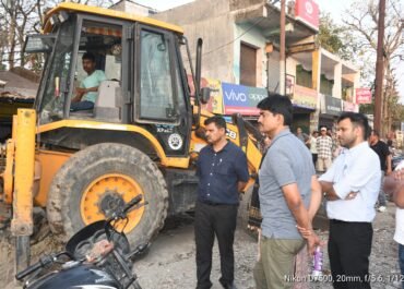 सड़क चौड़ीकरण अभियान तेज, ADM विवेक रॉय के नेतृत्व में बड़ी कार्रवाई।