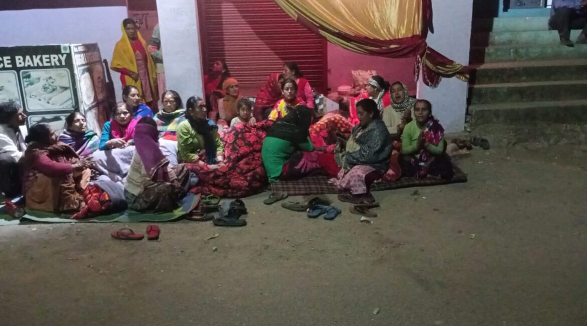 पाटकोट गाँव में शराब के खिलाफ महिलाओं का विरोध जारी, रातभर धरना स्थल पर डटीं रही महिलाएं कन्या पूजन के दिन भी विरोध नहीं रुका, शासन-प्रशासन की चुप्पी पर उठे सवाल।