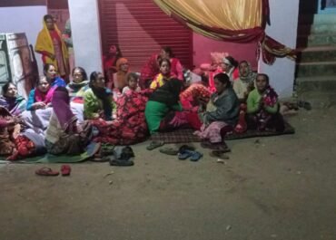 पाटकोट गाँव में शराब के खिलाफ महिलाओं का विरोध जारी, रातभर धरना स्थल पर डटीं रही महिलाएं कन्या पूजन के दिन भी विरोध नहीं रुका, शासन-प्रशासन की चुप्पी पर उठे सवाल।