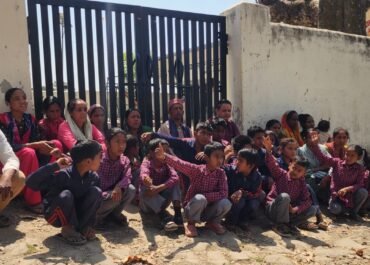 रा.प्रा. विद्यालय रामपुर में स्थायी अध्यापक की नियुक्ति को लेकर धरना जारी।